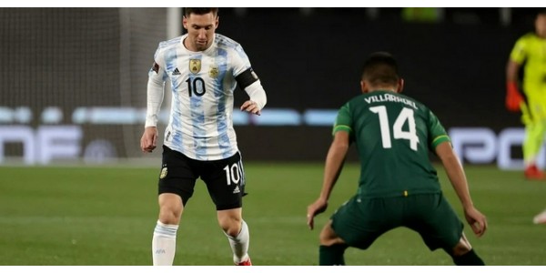 Lionel Messi indossa la maglia dell'Argentina con il logo del campione della Copa América